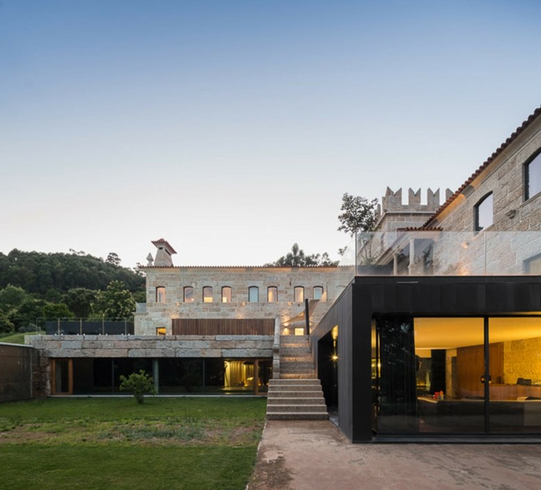 modern Landhausstil Haus Anbau Ideen schwarz ein Stockwerk