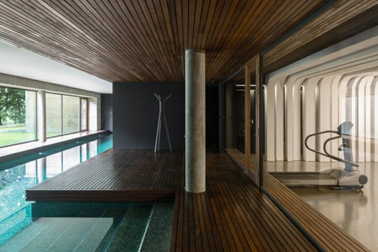 moderner Landhausstil Pool Holz Boden modern Fitness Salon