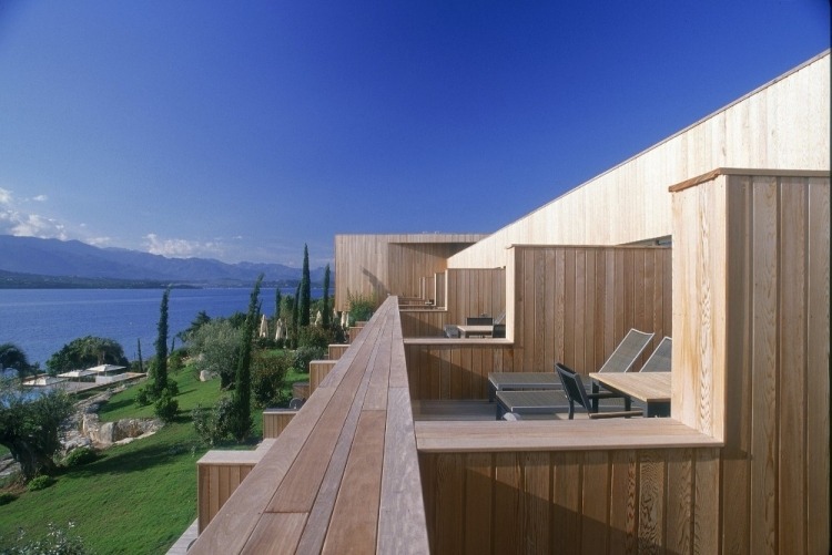 moderner-landschaftsbau-hotel-holz-fassadenverkleidung-balkon