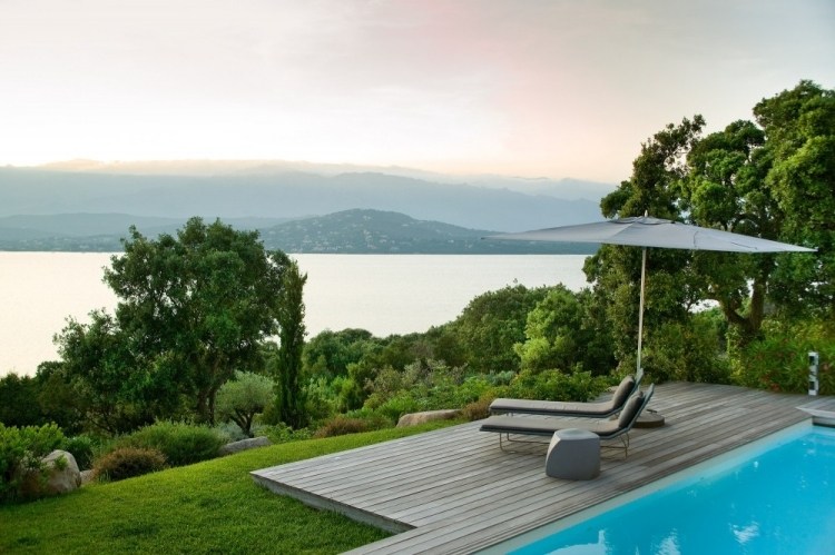 moderner-landschaftsbau-pool-terrasse-sonnenliegen-ausblick