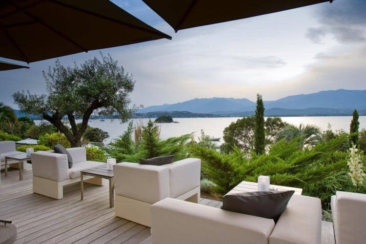 Moderner Landschaftsbau terrasse-sitzbereich-weisse-sofas-blick-see