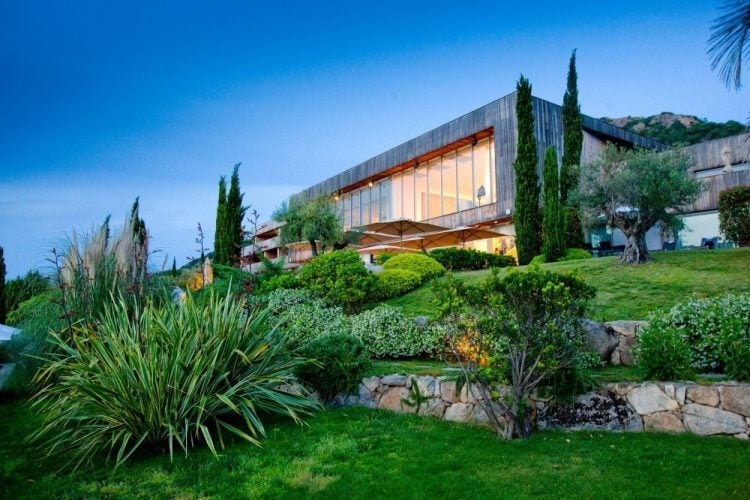 Moderner Landschaftsbau terrassierte-gestaltung-glasfassade