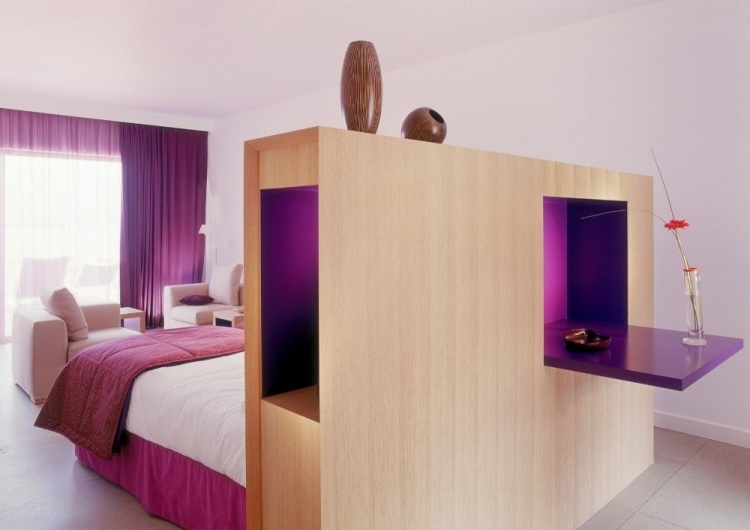 modernes-schalfzimmer-hotel-holz-raumteiler-violette-deko