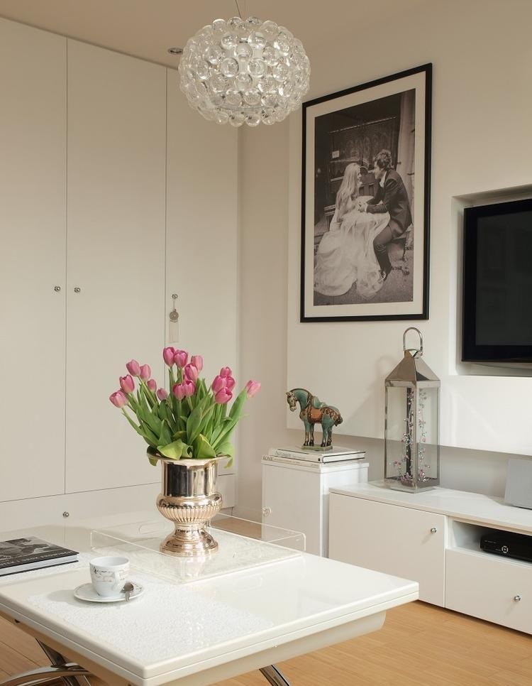 modernes-wohnzimmer-schwarz-weiss-rosa-tulpen-fruehling-deko