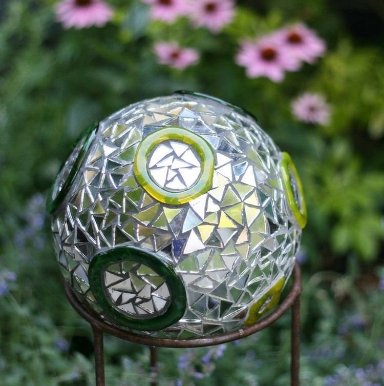 Mosaik im Garten dekoration-kugel-cd-stuecke-dreiecke