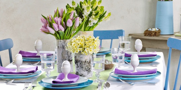 osterdeko ideen romantisch-idee-tischdeko-blau-lila-tulpen-eier