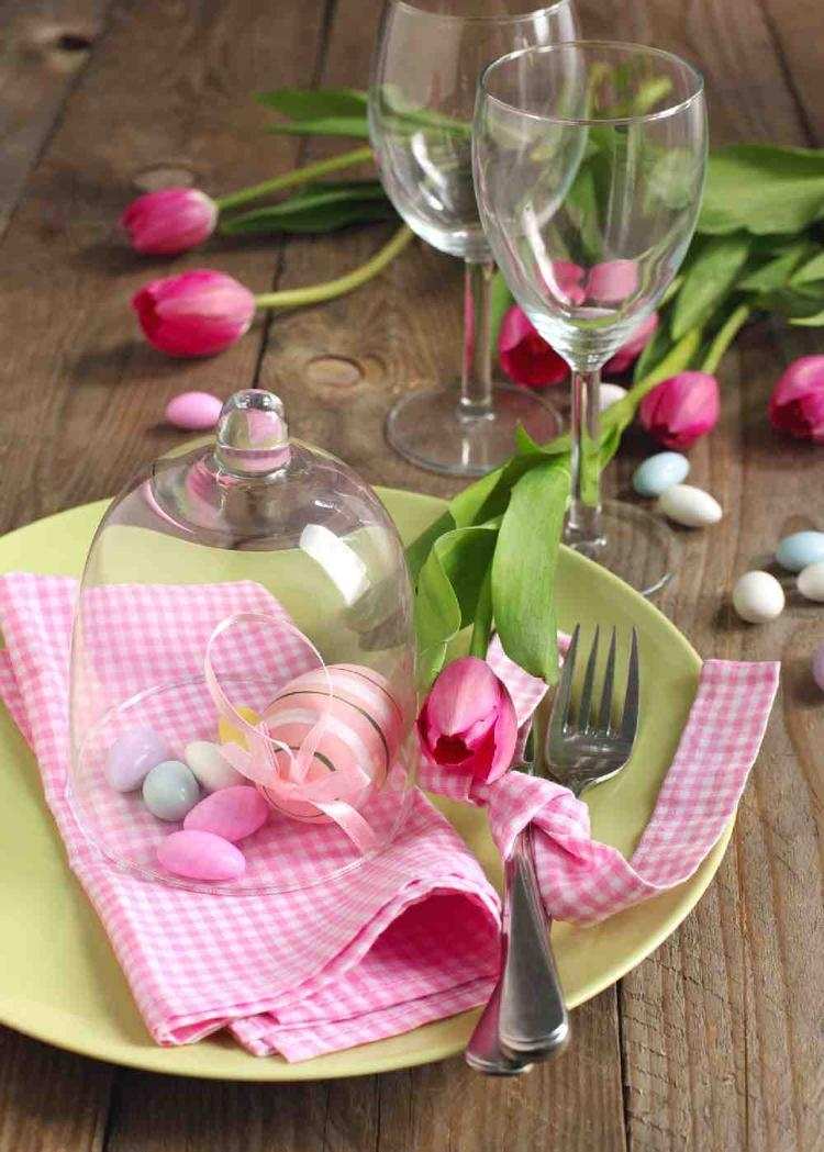 osterdekoration 2015 -gruener-teller-tulpen-karierte-rosa-serviette-glasglocke-eier