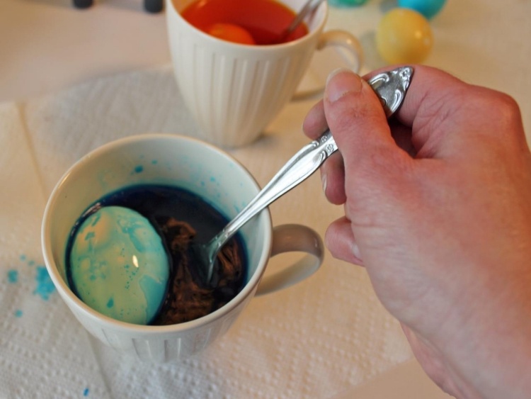 ostereier-farben-marmor-effekt-blau-tasse