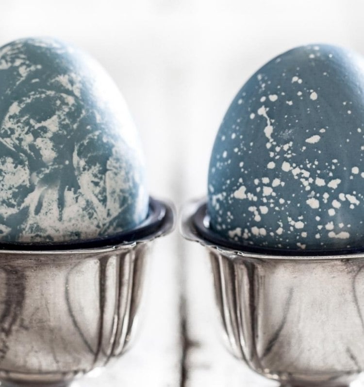 ostereier-farben-marmor-effekt-blau-weiss-minimalistisch-eierbecher-silber