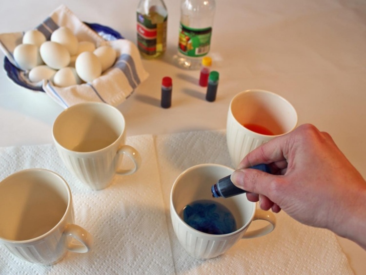 Ostereier färben marmor-effekt-eierfarbe-tassen-vermischen