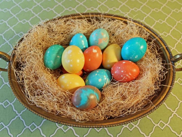 Ostereier färben marmor-effekt-schuessel-nest
