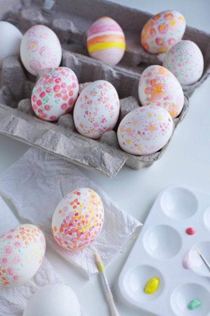 osterideen-2015-eier-dekorieren-mit-pinsel-marmor-Effekt-kräftige-und-pastellfarben