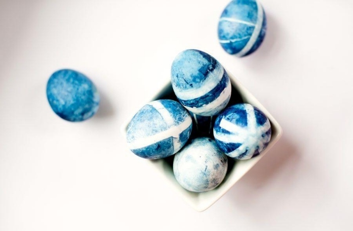 osterideen-2015-eier-färben-technicken-schwammtechnik-marineblau-weiß