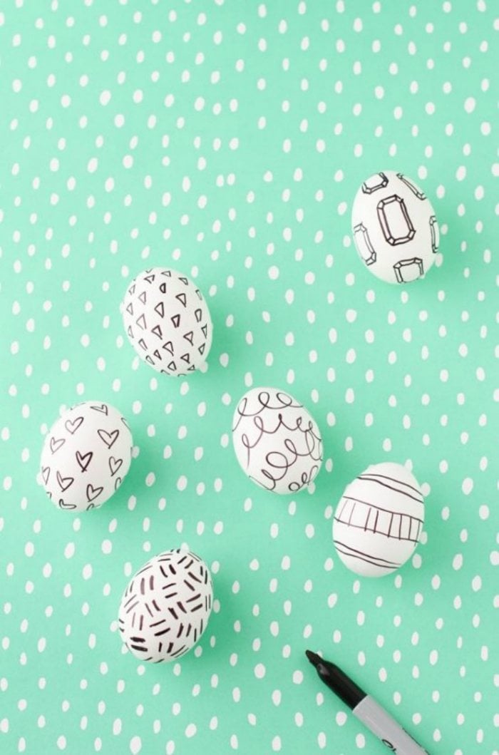 osterideen-2015-ostertrends-eier-dekorieren-mit-filzstift-geometrische-motive-handgezeichnet