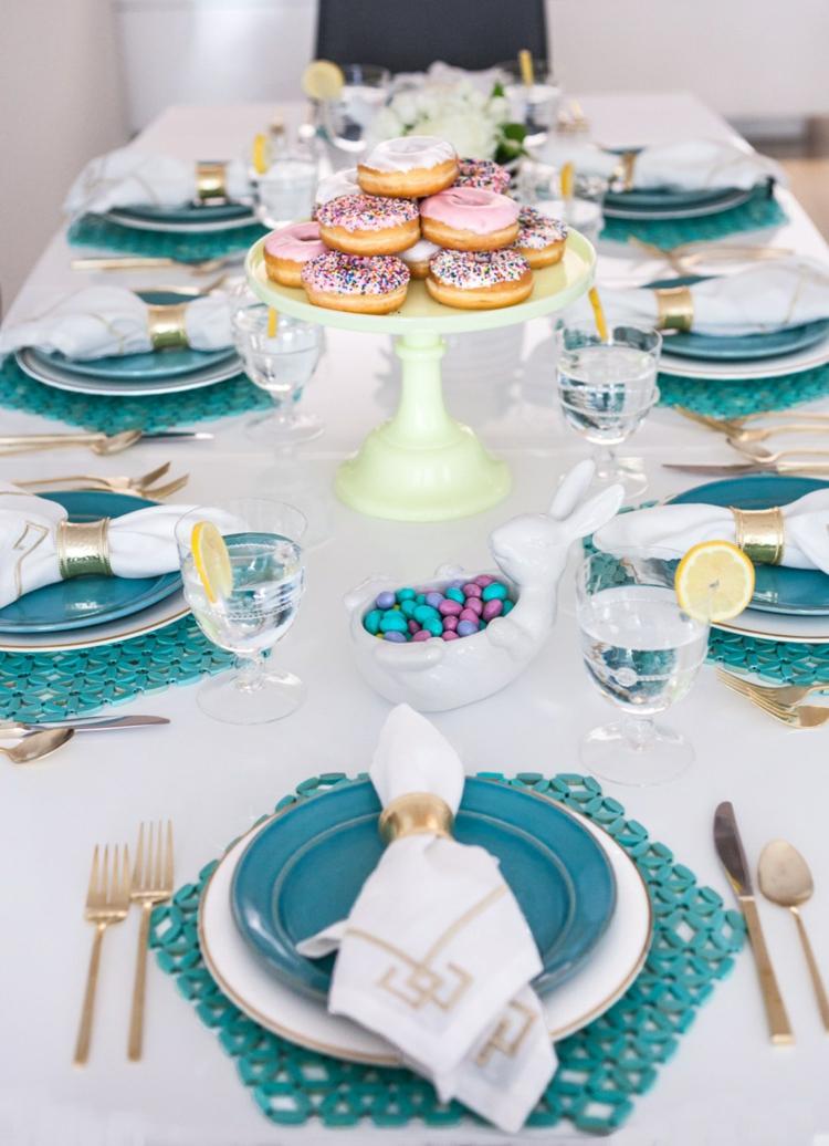ostertisch dekoration blau-platzdeckchen-donuts-hase-schale-bonbons-elegant