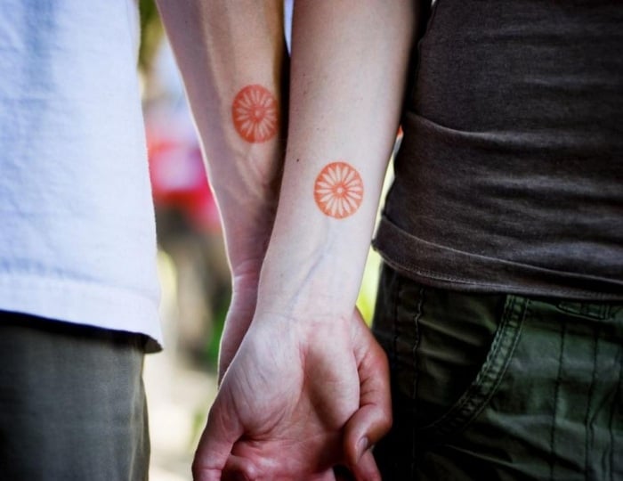 rot-Blumen-Tattoo-Ideen-für-Liebespaare-Bodyart-für-Verliebte