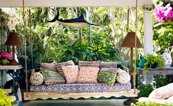 schaukel bunt terrasse veranda tischleuchten dekorativ kissen pflanzen
