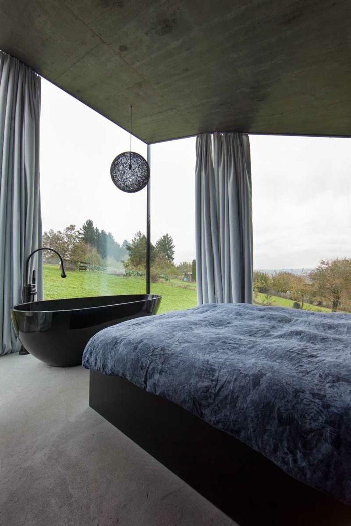 schlafzimmer badewanne schwarz entspannung modern graue tagesdecke