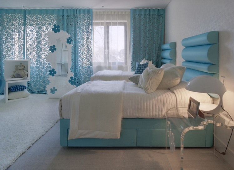 schlafzimmer-bett-kopfteil-ideen-gepolstert-gardinen-filigran-weiss-blau