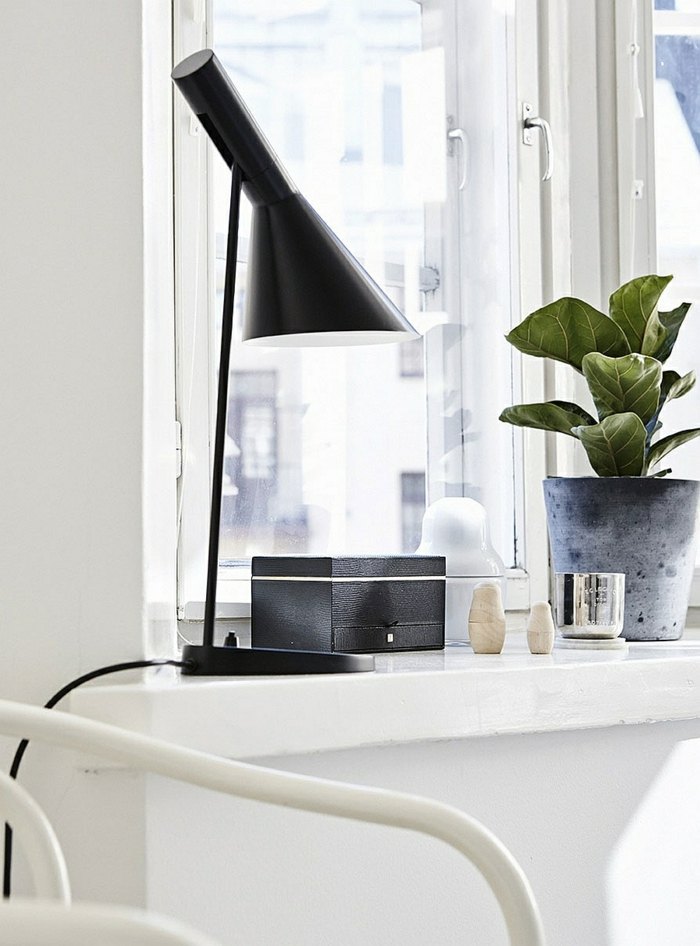 schlafzimmer design weiß lampe leuchte schwarz fenster pflanze