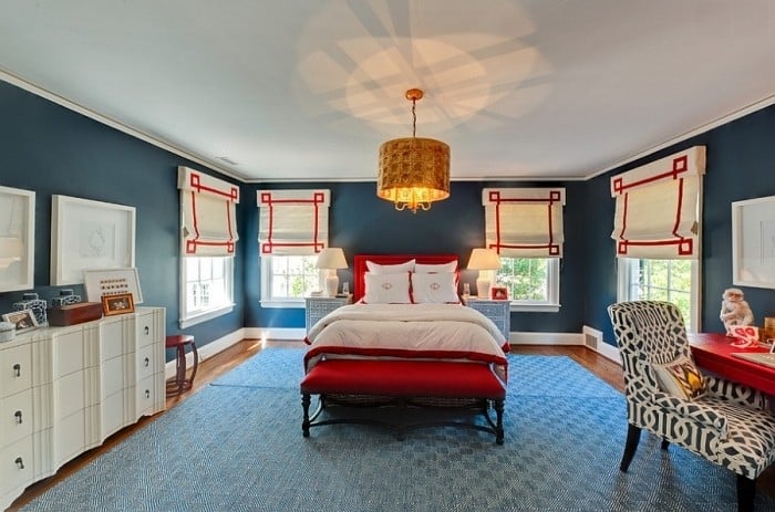 schlafzimmer-ideen-wandfarbe-blau-rot-bettbezug-kissen-stoffgardinen