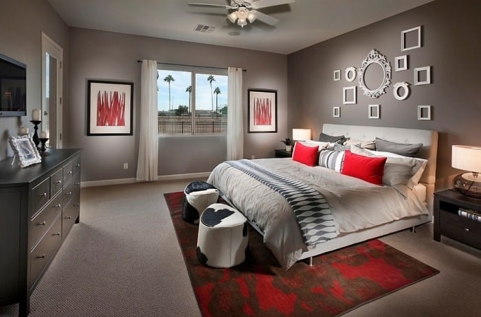 schlafzimmer-in-grau-rot-wandgestaltung-ideen-bettbezüge-accessoires