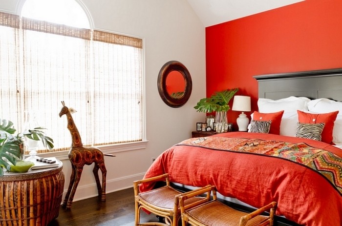 schlafzimmer-in-rot-orange-dekokissen-zebra-prints-giraffe-figur