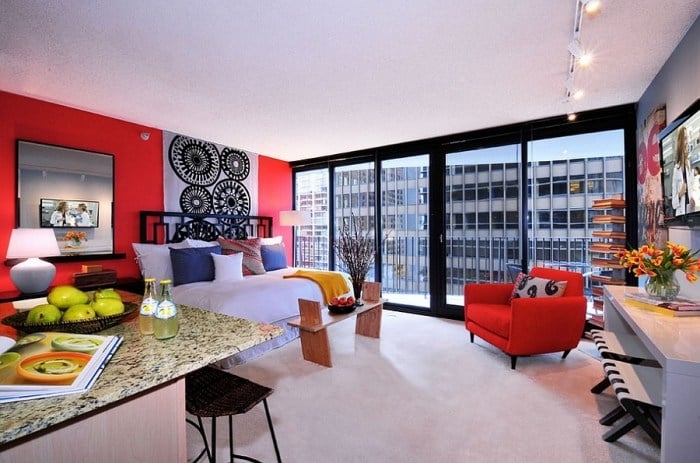 schlafzimmer-wandgestaltung-in-rot-dekorationen-relaxsessel-gepolstert