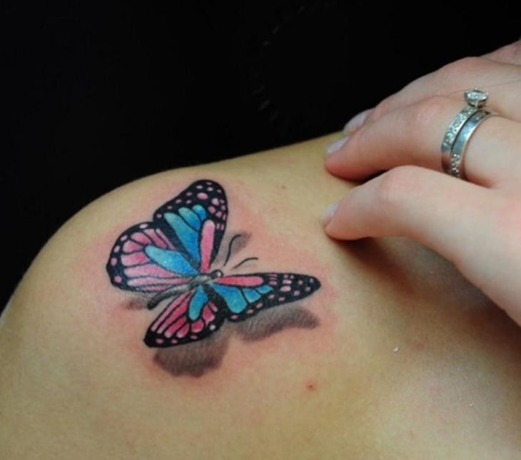 schmetterling-tattoo-bunt-3d-schulter-rosa-blau