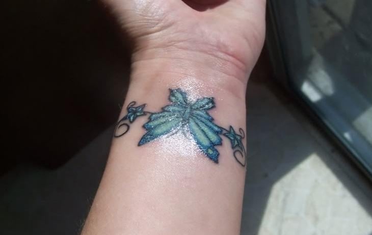 schmetterling-tattoo-bunt-blau-gruen-handgelenk-zwei-sterne