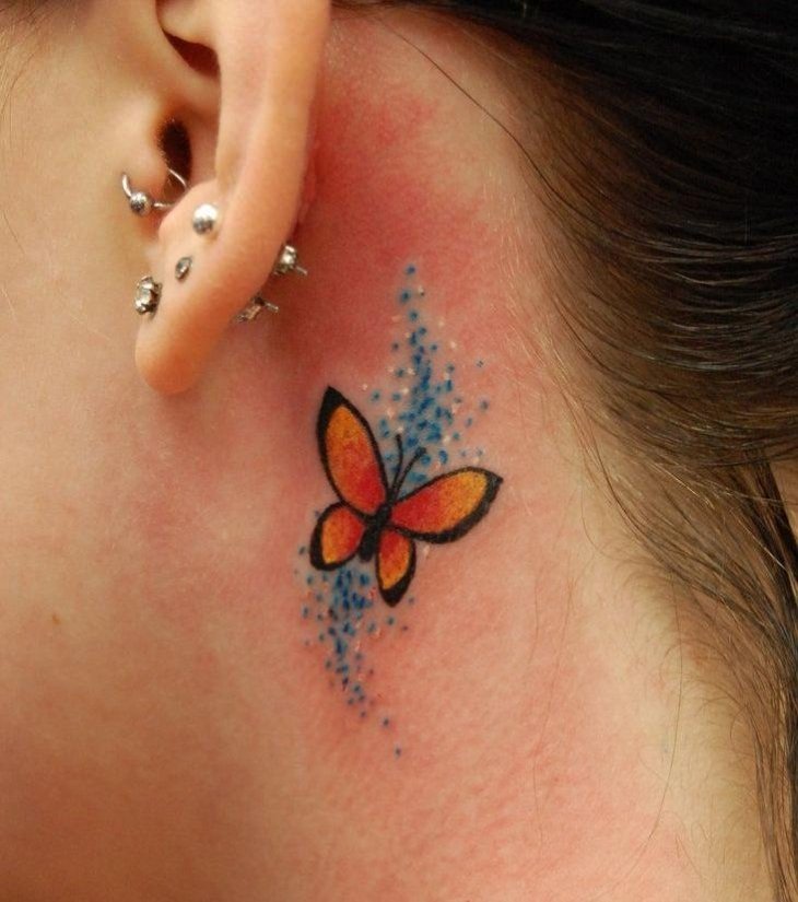 schmetterling-tattoo-bunt-orange-blaue-punkte-hintergrund