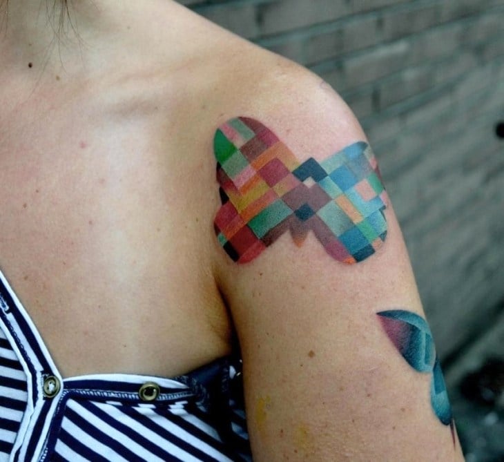 schmetterling-tattoo-motiv-farbig-pixel-zusammengestellt
