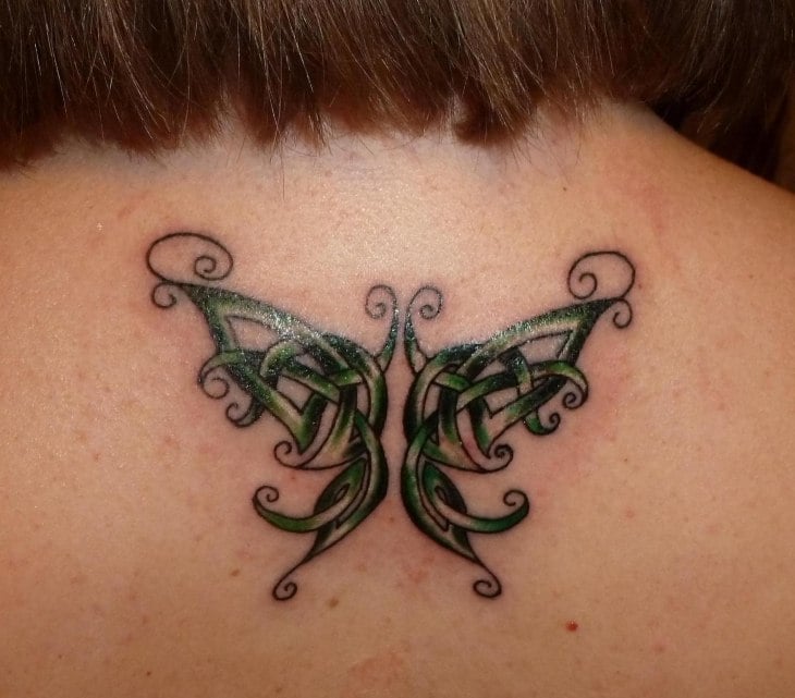 schmetterling-tattoo-motiv-gruen-keltisch-ruecken