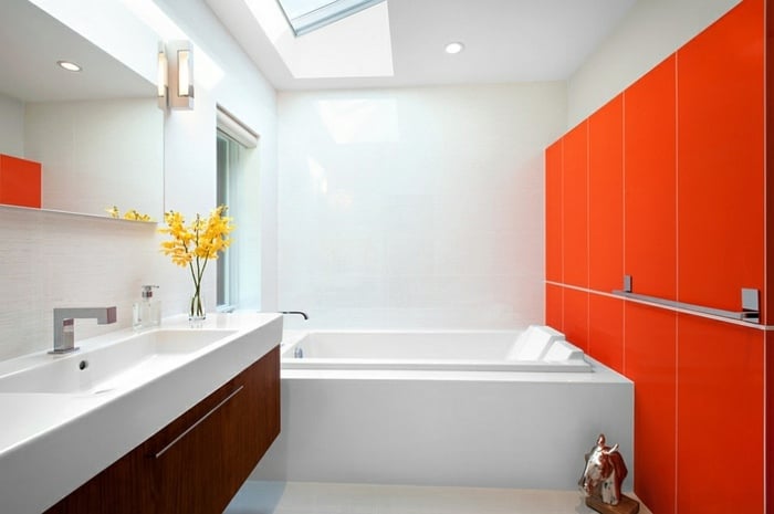 schrank intensives orange moderne gestaltung dachfenster badezimmer