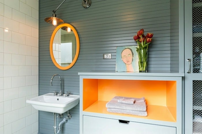 schrank orange hell weiß baden waschbecken bad gestalten mit farbe