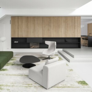 sitzbereich wohnzimmer couchtisch schwarz sofa grün weiße sessel
