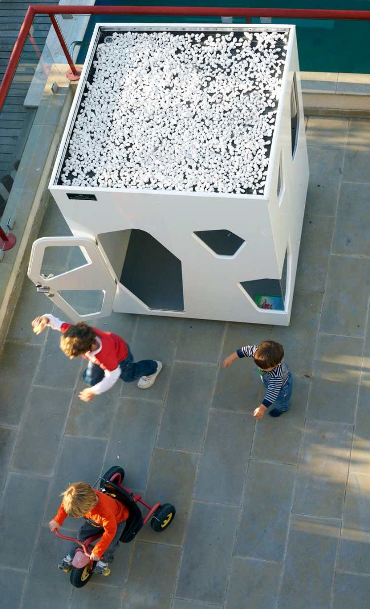 spielhaus-garten-kinderspielhaus-modernes-design-ungerade-formen-weiss-sicht-oben