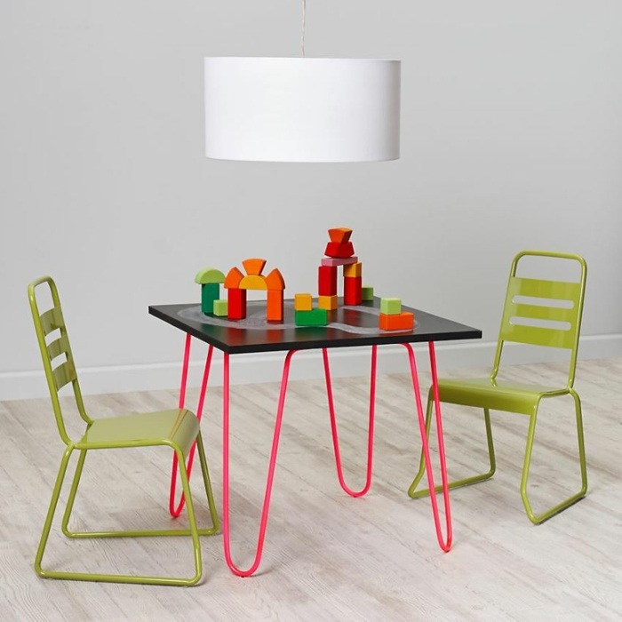 spieltisch neon pink grün tafel kreide kinderzimmer malen