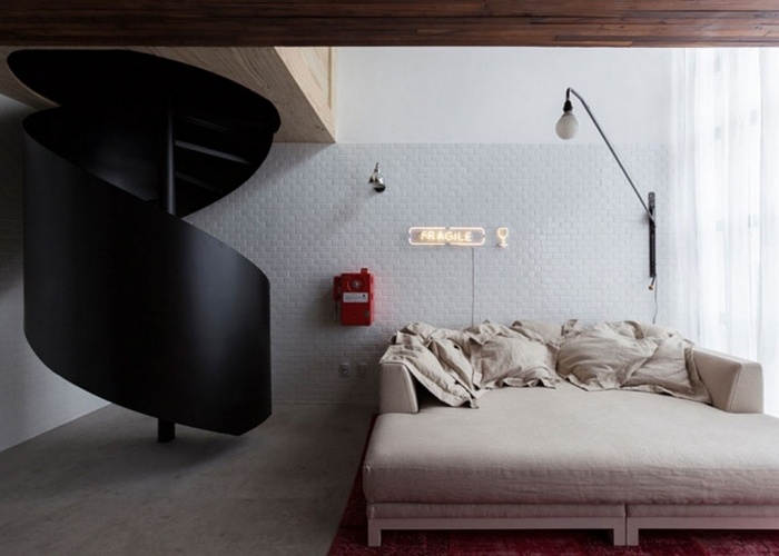 spindeltreppe-design-massiv-schwarz-innendesign-studio-apartment