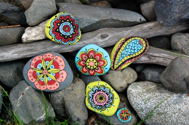 Steine bemalen -basteln-ideen-bunte-florale-motive