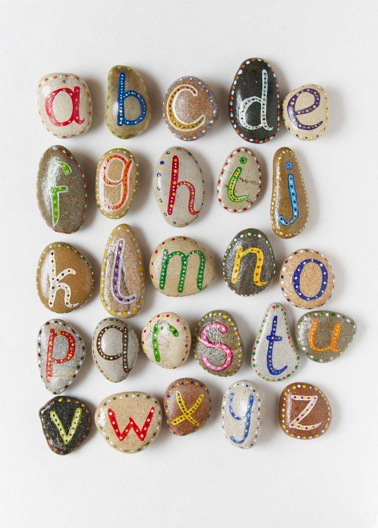 steine-bemalen-basteln-ideen-kinder-alphabet