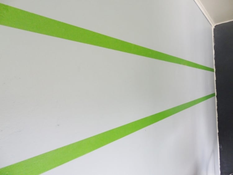 Streifen an der Wand streichen anleitung-basisfarbe-malerkrepp