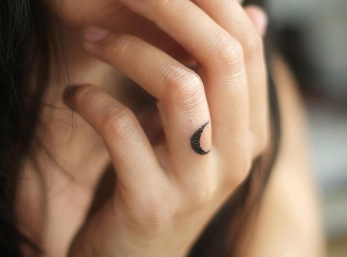 tattoo-ideen-für-frauen-dezent-ringfinger-sichelmond