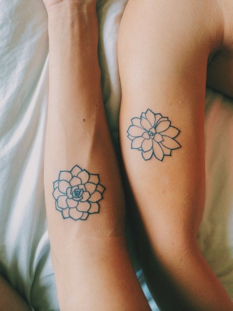 tattoo-ideen-pärchen-blüten-tätowieren-schwarz-weiß