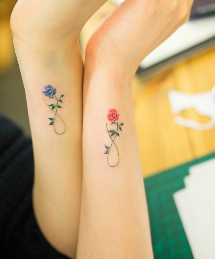 tattoo-ideen-pärchen-rosen-handgelenk-blau-rosa-unedlichkeitszeichen
