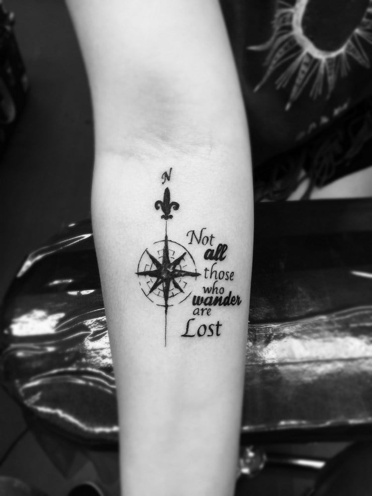 tattoo-unterarm-frau-kompass-spruch