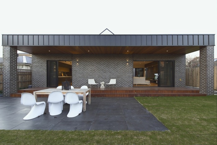terrasse hinterhof fliesen modernes haus design flachdach