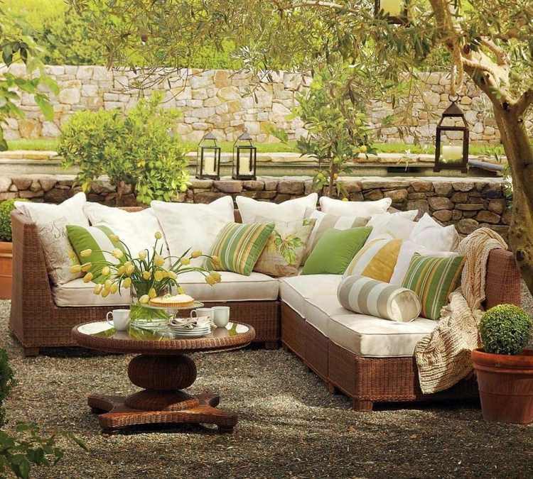 terrasse-naturnah-gestalten-braun-polyrattan-sofa-untergestell-rund-couchtisch-design