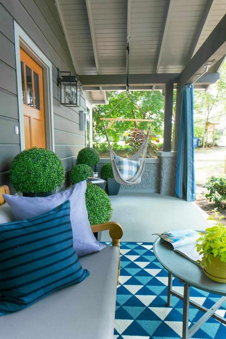 Terrasse und Veranda hangestuhl-buchsbaum-kugeln-outdoor-teppich-vorhang