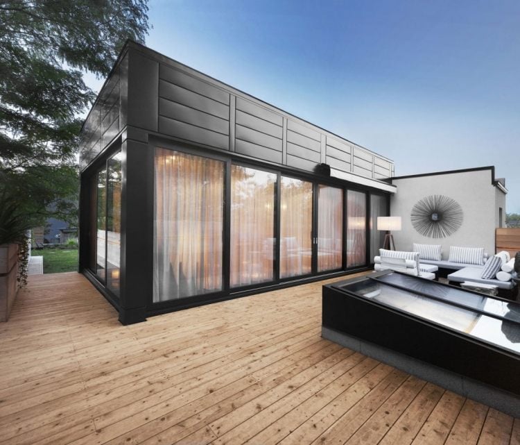 terrassengestaltung-einrichtung-moderne-architektur-holzboden-terrassentueren-schwarz-weiss-gartenmoebel